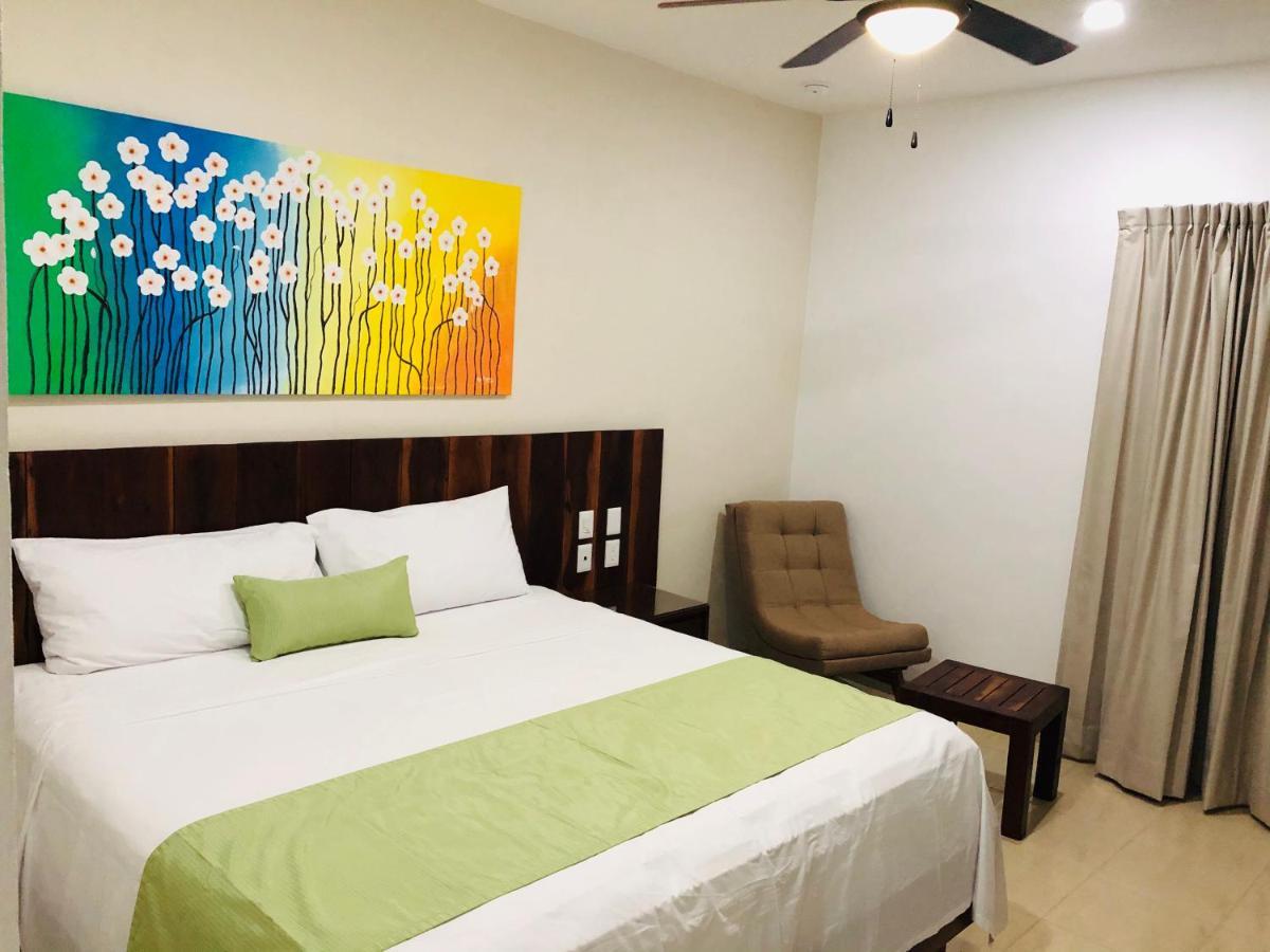 Habitación con cama extragrande y balcón